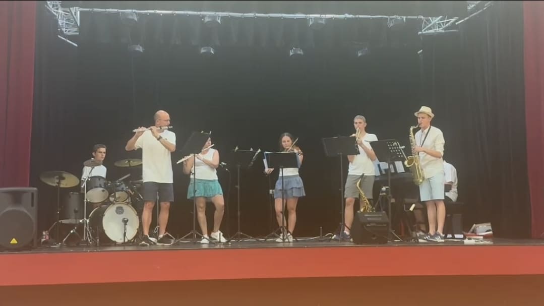 Les Zikos en concert lors d'une fête de village